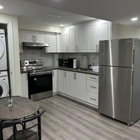2 Bedroom Private Apartment With Private Entrance Brampton Exterior photo