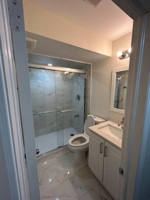 2 Bedroom Private Apartment With Private Entrance Brampton Exterior photo