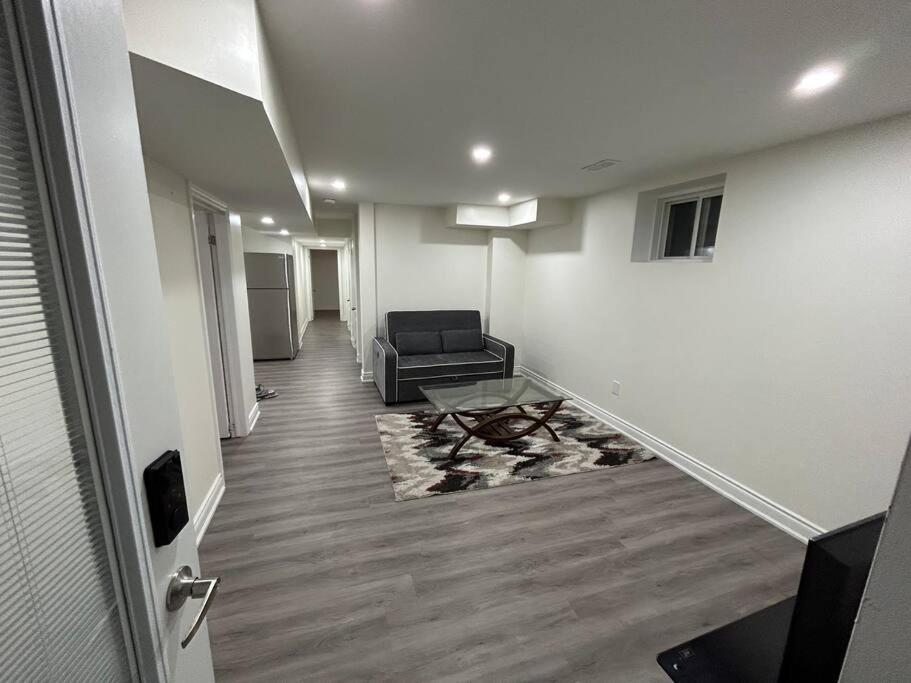 2 Bedroom Private Apartment With Private Entrance Brampton Exterior photo