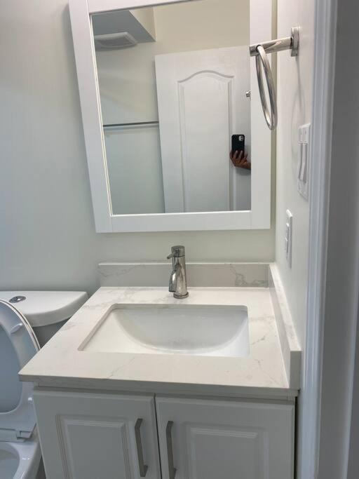 2 Bedroom Private Apartment With Private Entrance Brampton Exterior photo