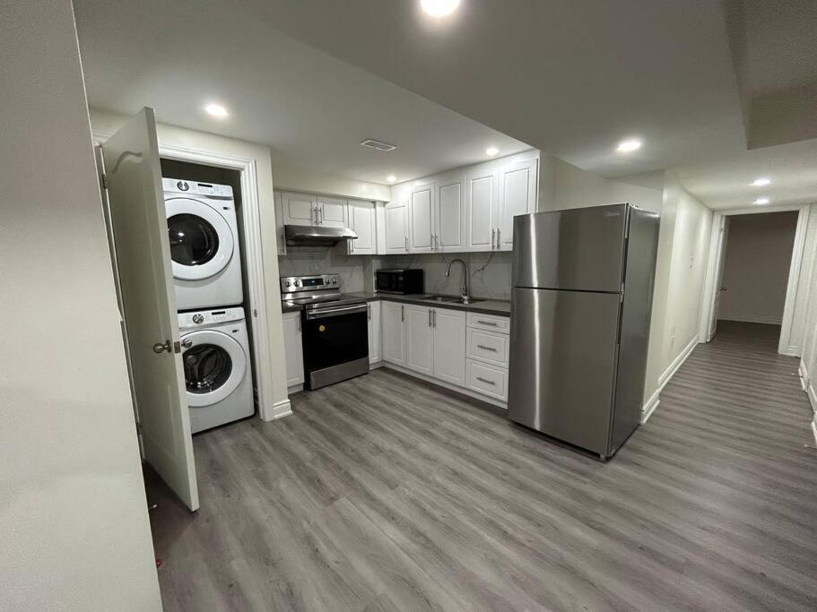 2 Bedroom Private Apartment With Private Entrance Brampton Exterior photo
