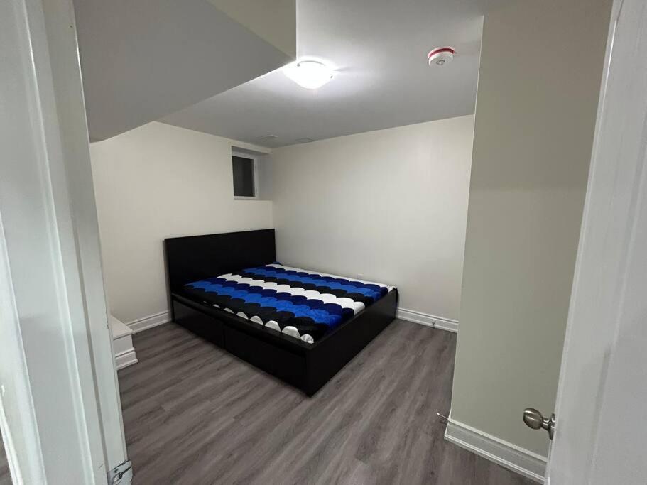 2 Bedroom Private Apartment With Private Entrance Brampton Exterior photo