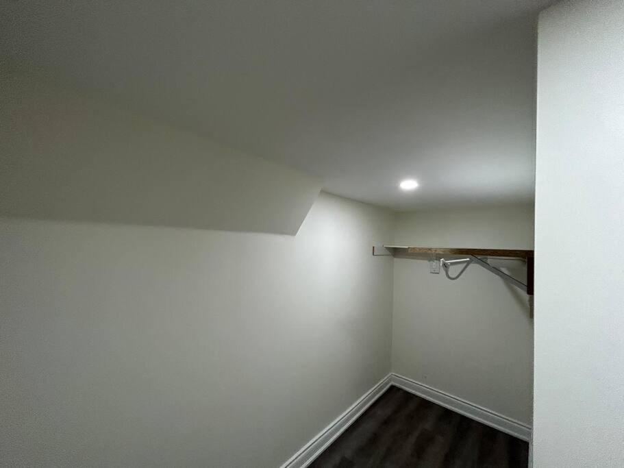 2 Bedroom Private Apartment With Private Entrance Brampton Exterior photo