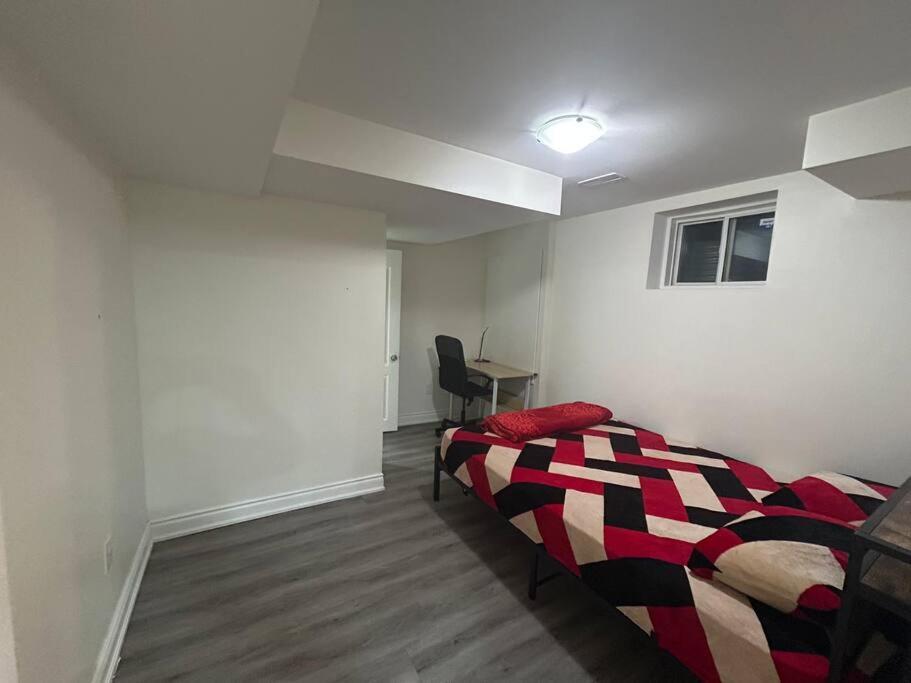 2 Bedroom Private Apartment With Private Entrance Brampton Exterior photo