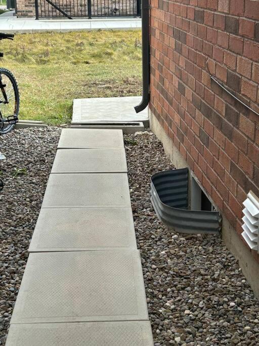 2 Bedroom Private Apartment With Private Entrance Brampton Exterior photo