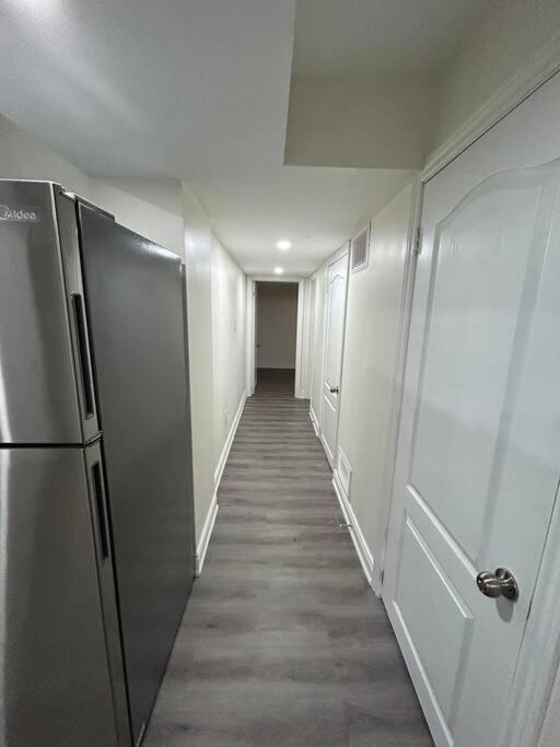 2 Bedroom Private Apartment With Private Entrance Brampton Exterior photo