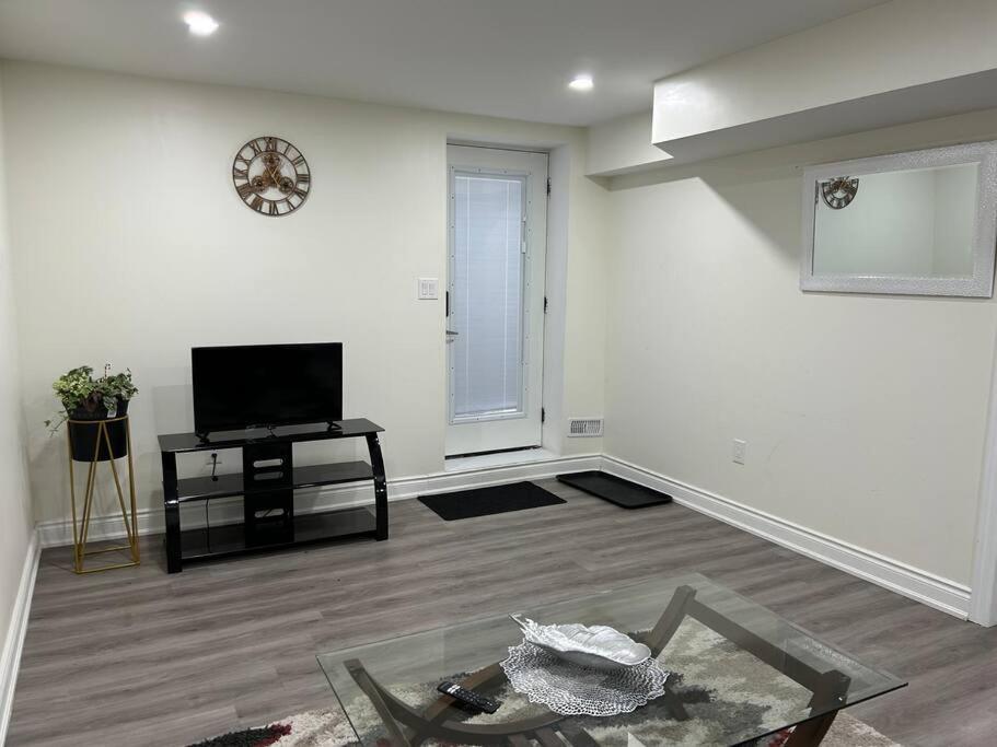 2 Bedroom Private Apartment With Private Entrance Brampton Exterior photo