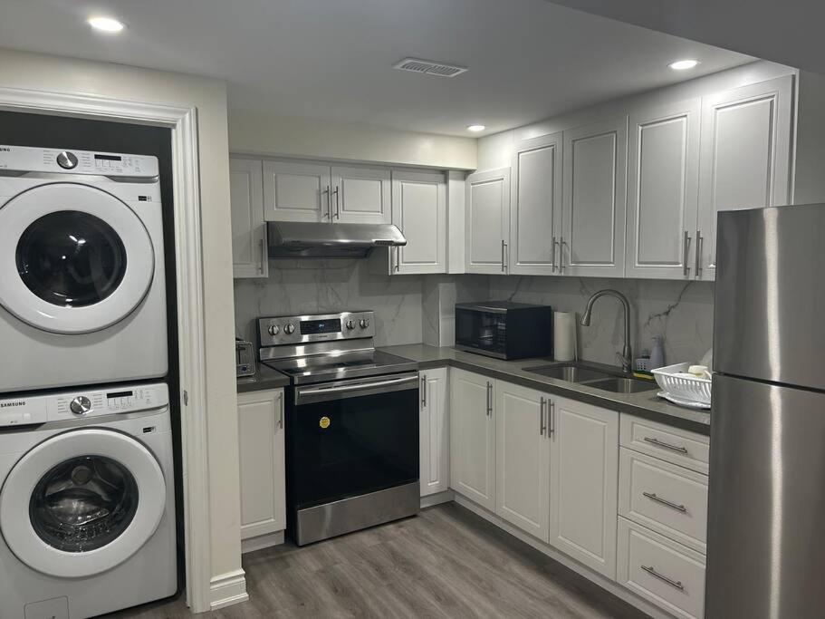 2 Bedroom Private Apartment With Private Entrance Brampton Exterior photo