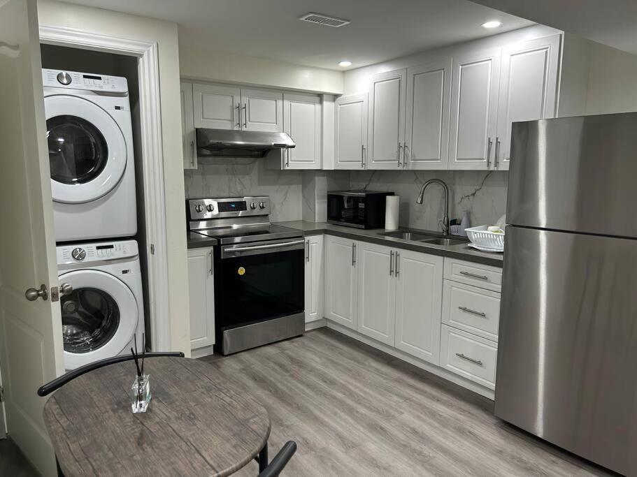 2 Bedroom Private Apartment With Private Entrance Brampton Exterior photo