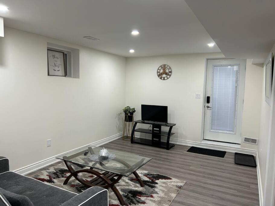 2 Bedroom Private Apartment With Private Entrance Brampton Exterior photo
